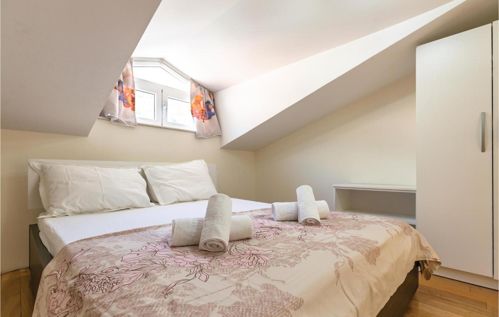 Lovely Apartment In Makarska With Kitchenette Eksteriør billede