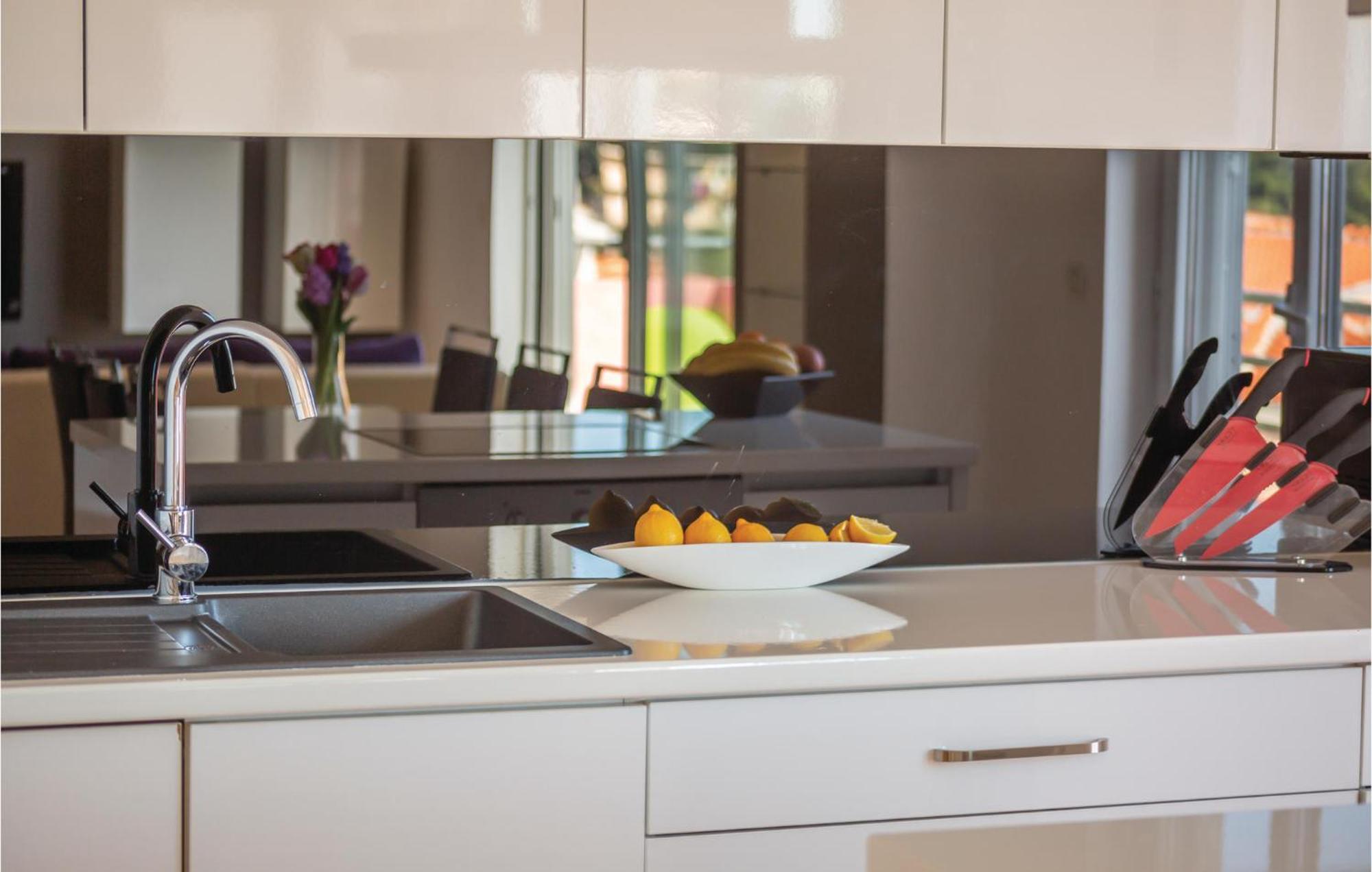 Lovely Apartment In Makarska With Kitchenette Eksteriør billede