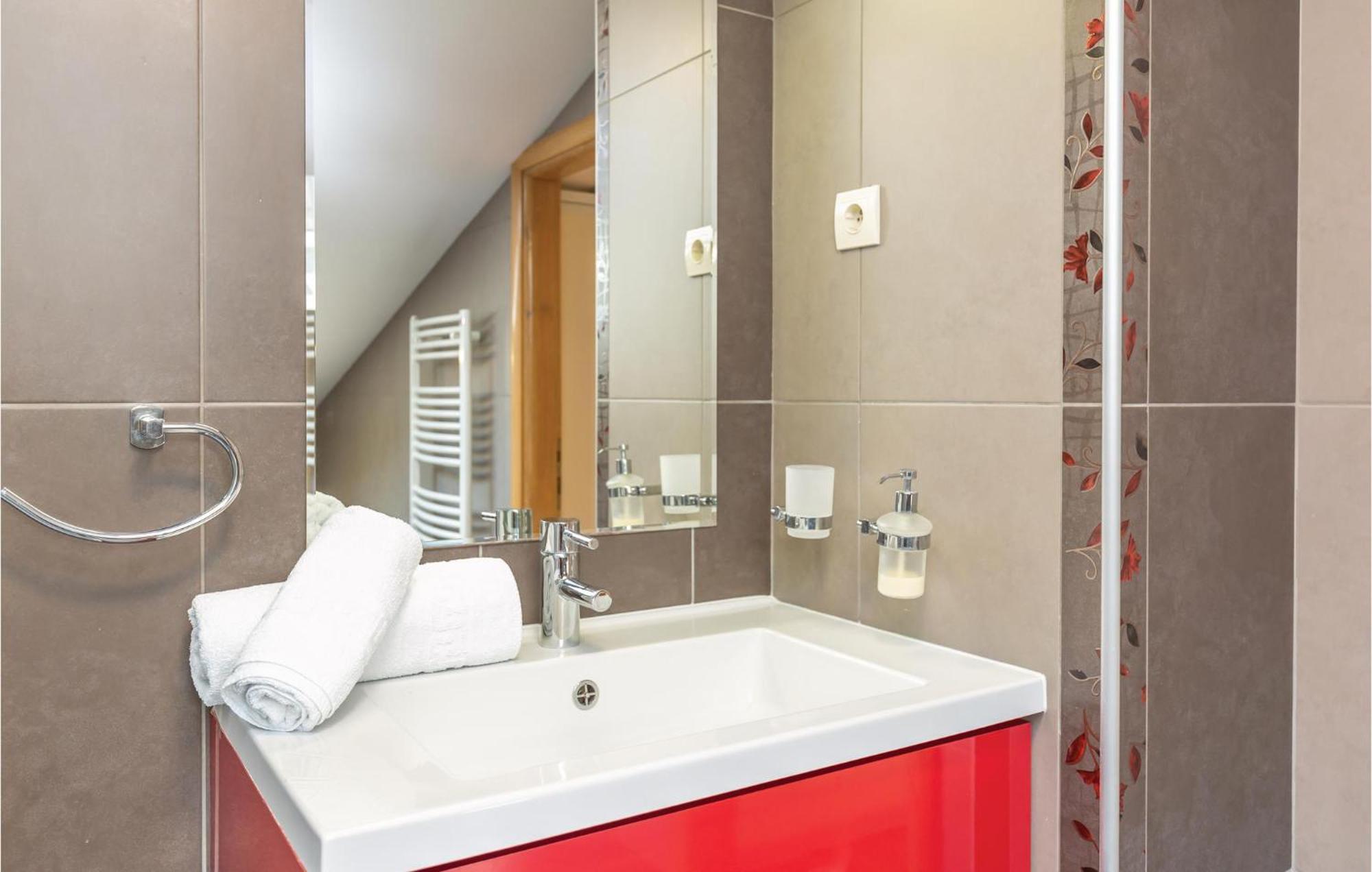 Lovely Apartment In Makarska With Kitchenette Eksteriør billede