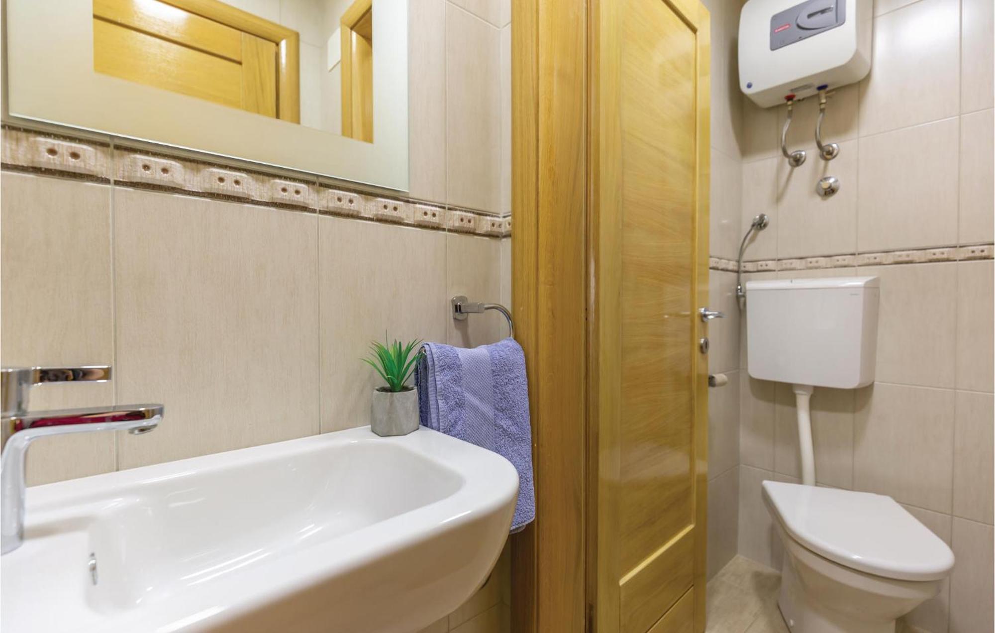 Lovely Apartment In Makarska With Kitchenette Eksteriør billede