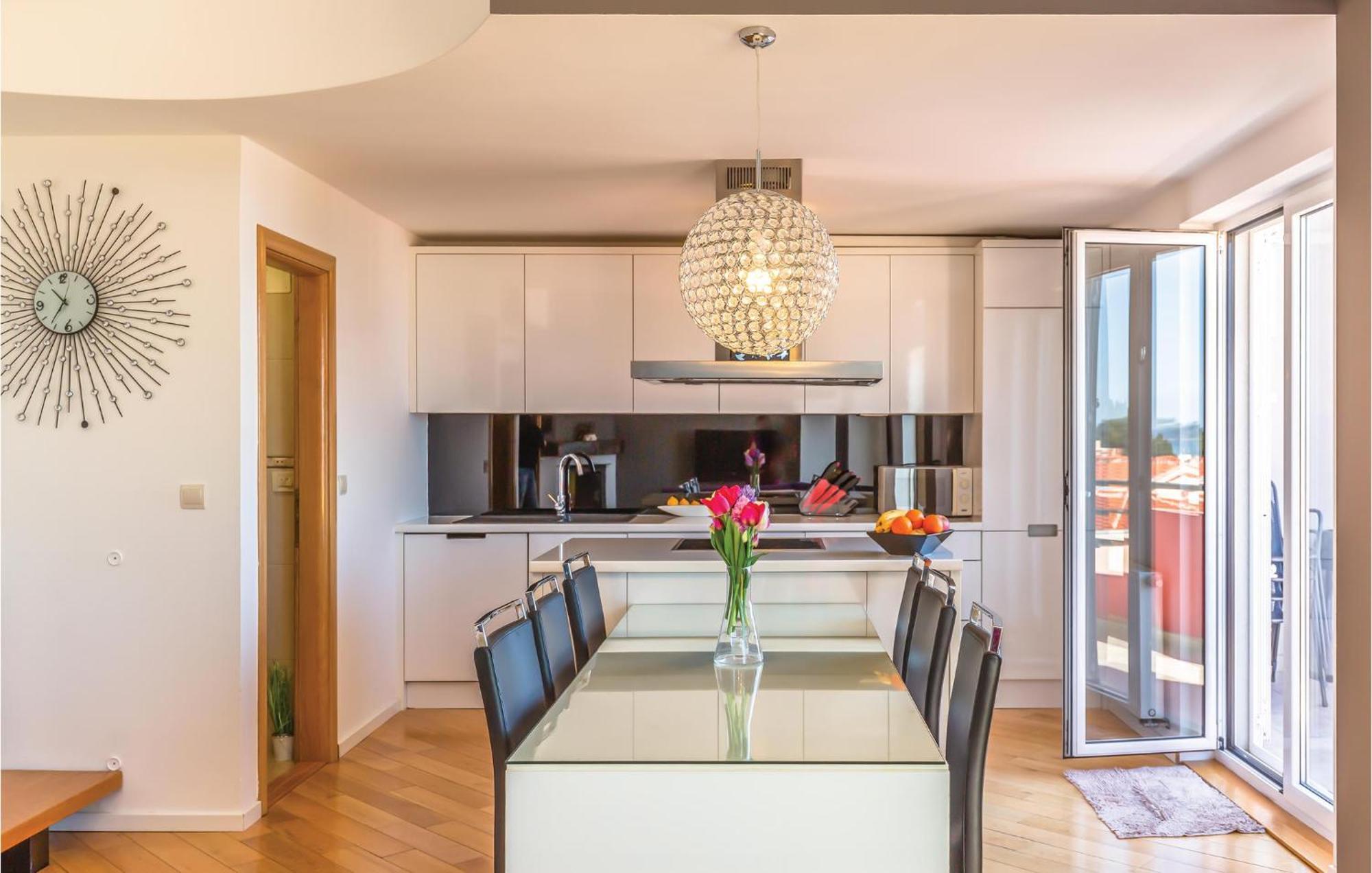 Lovely Apartment In Makarska With Kitchenette Eksteriør billede
